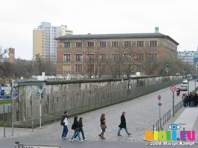 25198 Tourists at Berlin wall